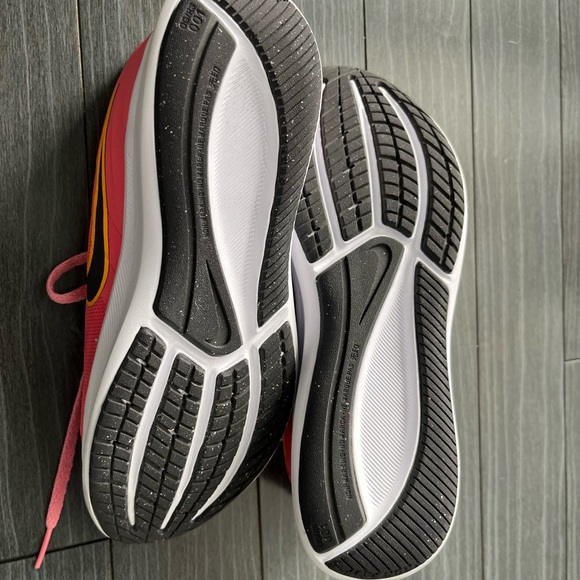 Nike star runner sneakers size 5 youth - coral color - Picture 3 of 5